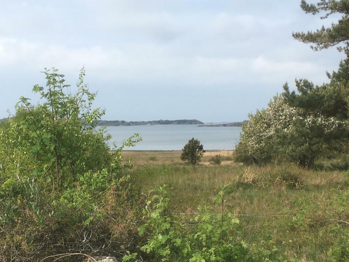 Stuga I Naturskoent Omrade Pa Vaestra Tjoern Saby Exterior photo